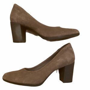 Clark’s grey heels